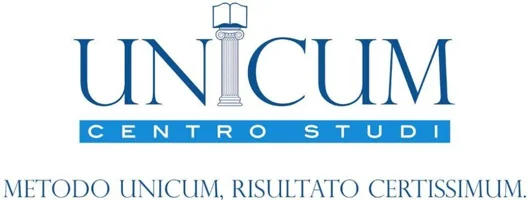 Logo del centro studi Unicum di Trieste, dove la lettera i è una colonna romana con un libro aperto in cima