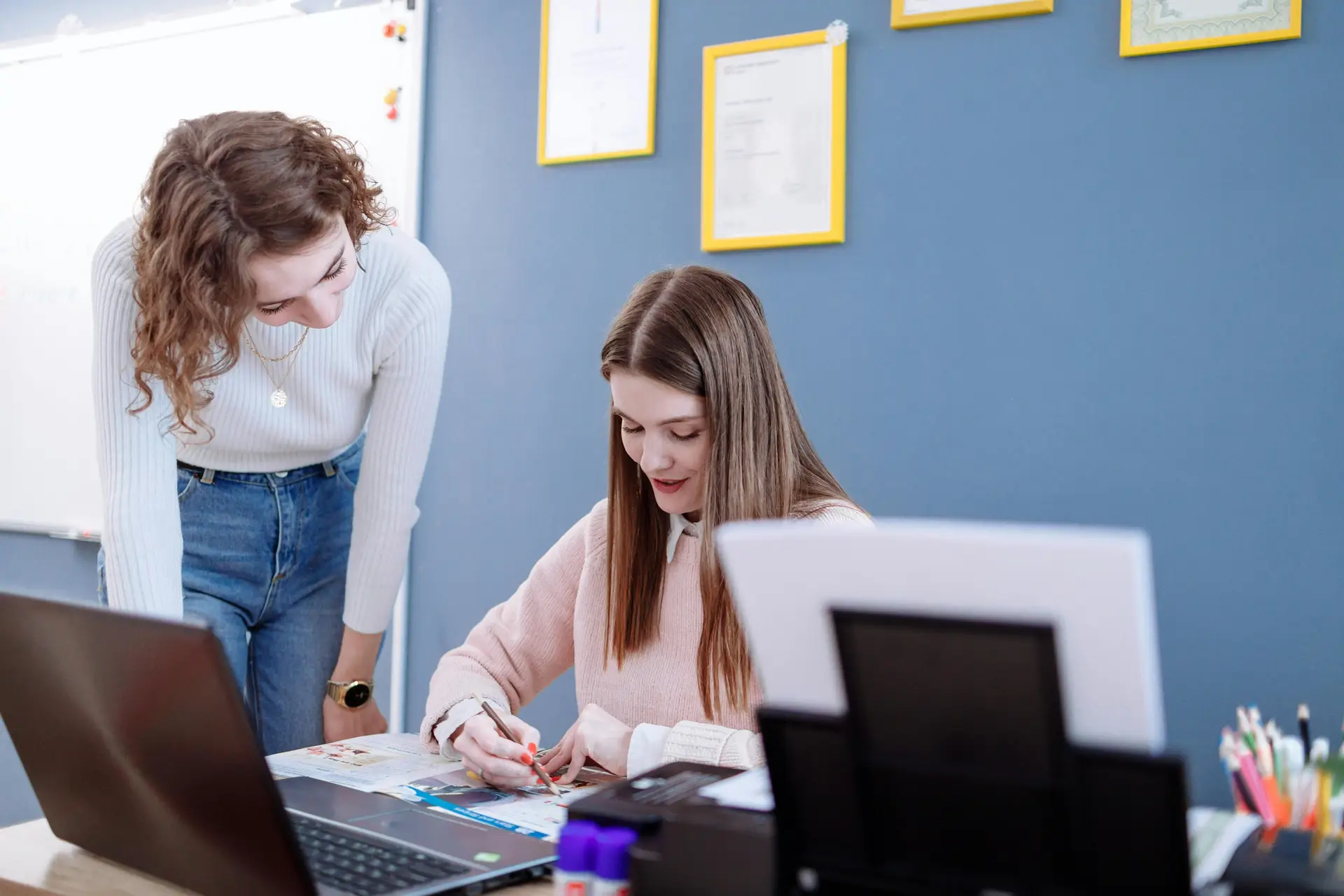tutor-che-segue-una-studentessa-per-recupero-anni Giovane tutor donna aiuta una studentessa nello studio